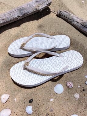 Tommy Hilfiger TWBECKERS2-C Flip Flops Taupe Monogram Platform Sz 7 NWT- FLAW